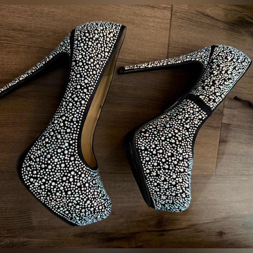 Bedazzled Pump - Picture 2 of 8